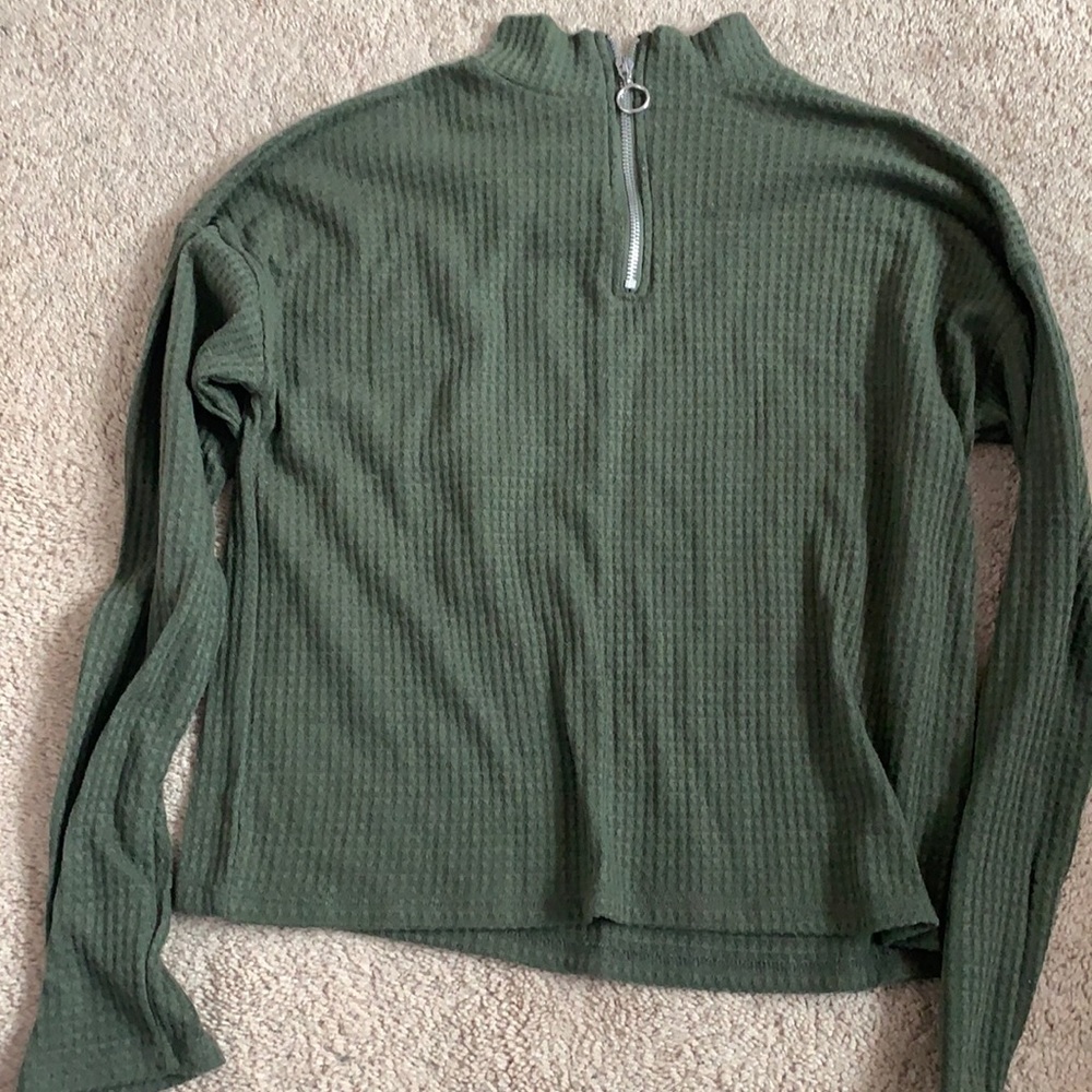 Super cute green waffle mockneck zipper top
